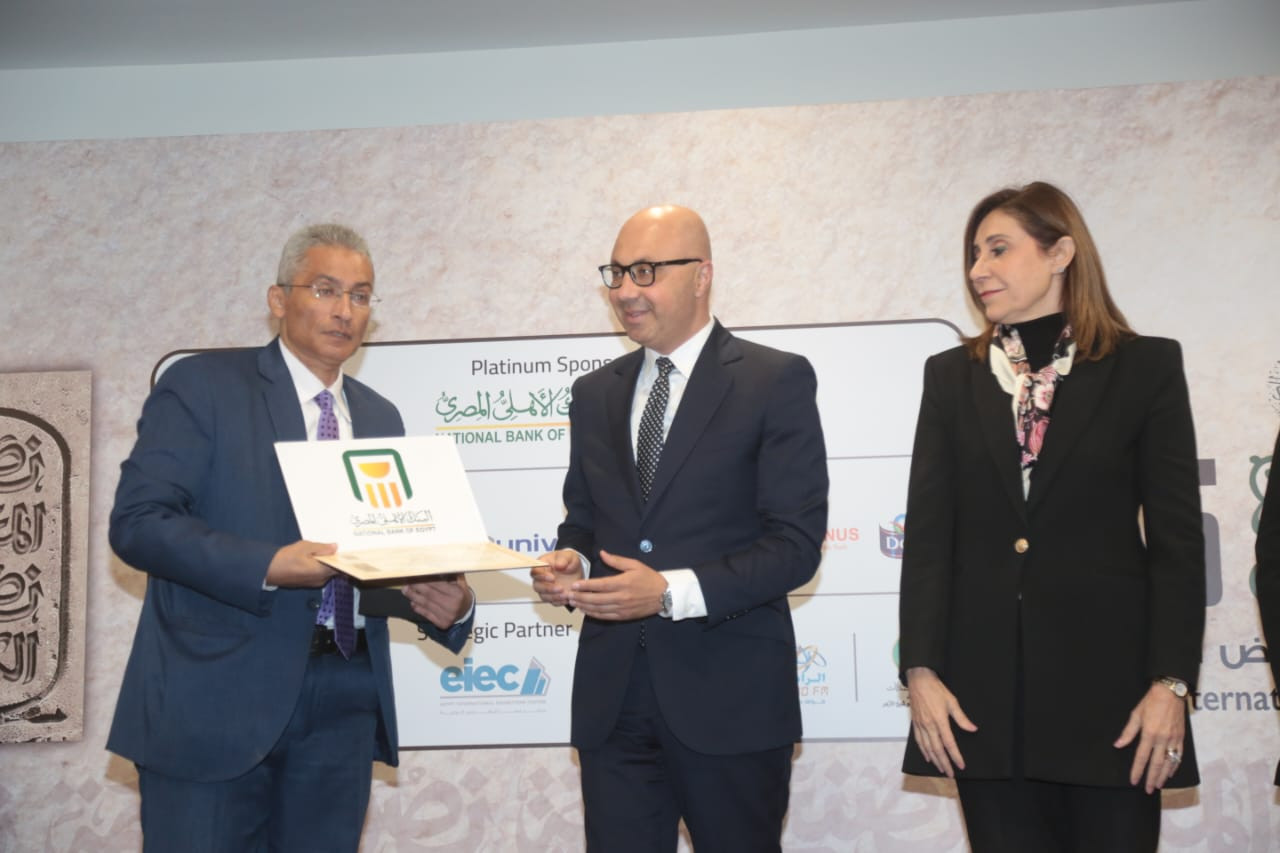 وزيرة الثقافة تسلم الجوائز