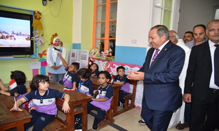 محافظ بورسعيد يشارك الطلاب طابورالصباح
