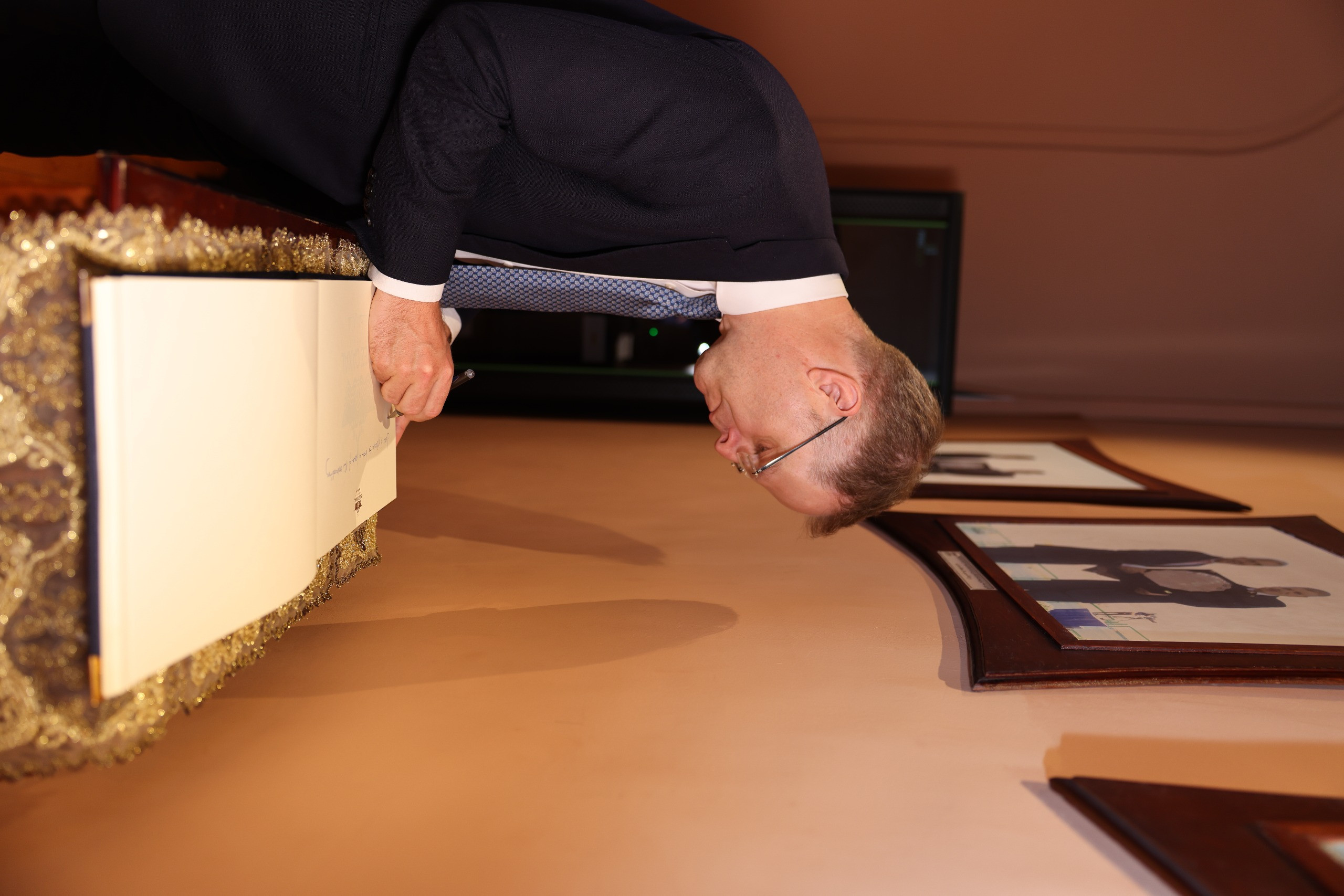 الفريق أسامة ربيع والسفير البريطاني