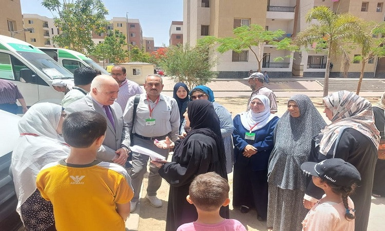 وكيل وزارة الصحة بالقليوبية يتفقد القافلة العلاجية بحي روضة العبور