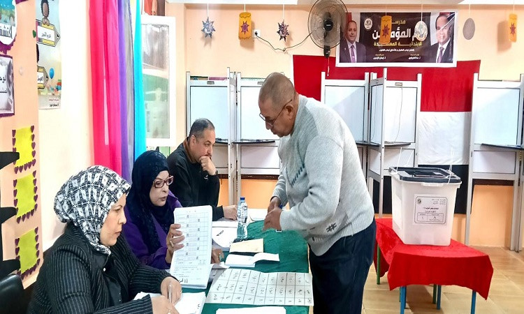 توافد المواطنين على لجان الاقتراع بمحافظة بورسعيد مع بدء عملية التصويت