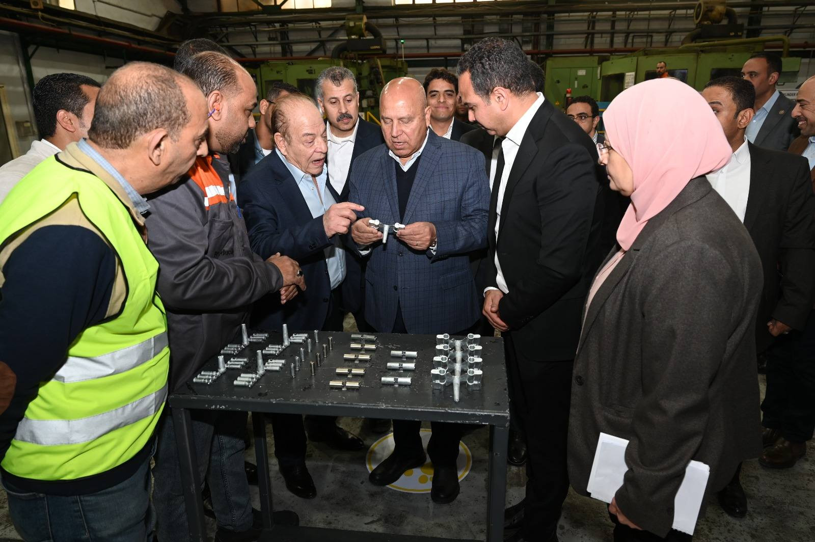 كامل الوزير يزور 3 مصانع