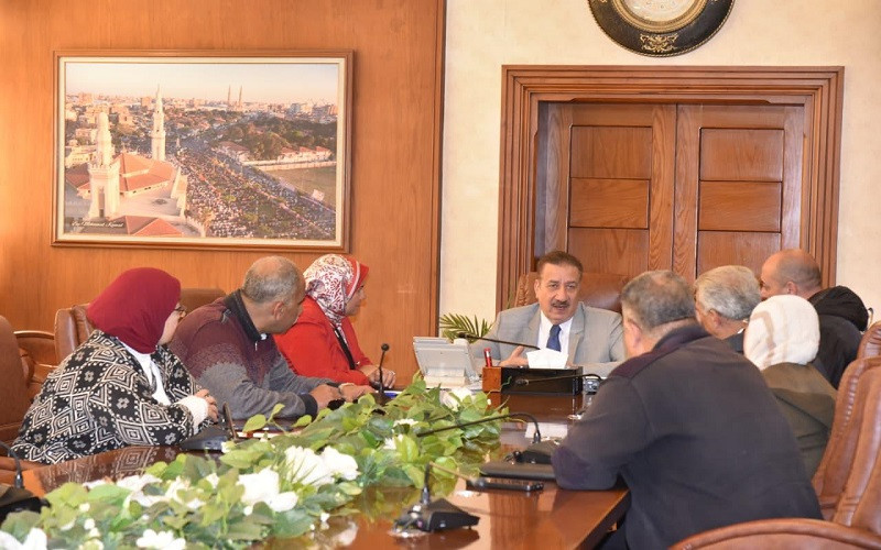 محافظ بورسعيد يجتمع مع رؤساء الأحياء لمتابعة عدد من ملفات العمل