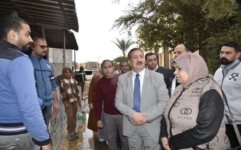 حافظ بورسعيد يتفقد أعمال تطوير مساكن النور وسوق محمد علي