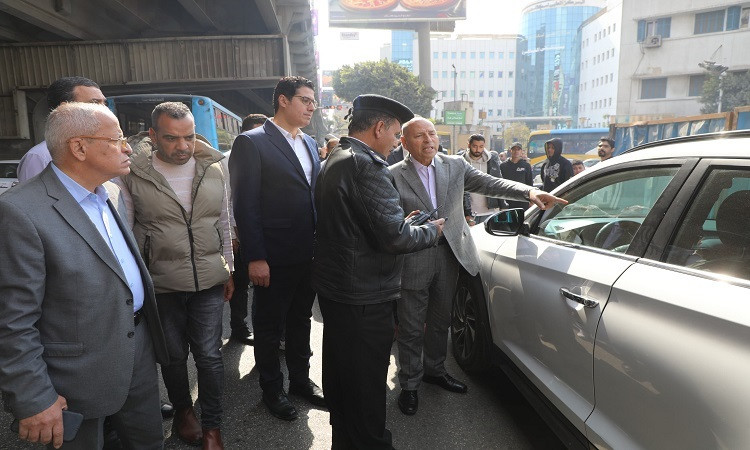 محافظ القاهرة يقود حملة لإزالة الإشغالات والتعديات بشوارع وسط المدينة